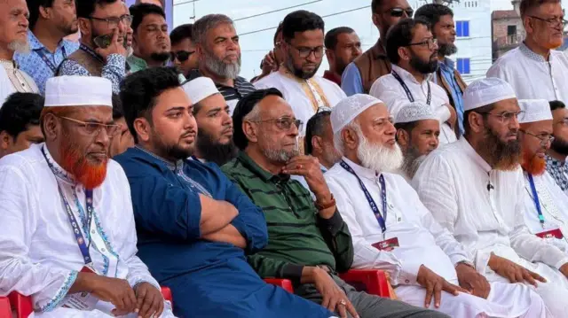 লংমার্চে ফেনীর জনসভায় ১১ দলীয় ঐক্যের নেতাদের দেখা যাচ্ছে, তারা পাশাপাশি চেয়ারে বসে আছেন